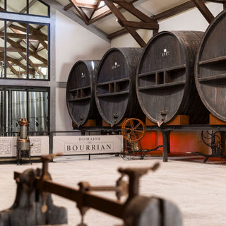 Alliant patrimoine viticole, charme provençal et prestations haut de gamme, le Domaine de Bourrian séduit par son authenticité, ses espaces élégants et son atmosphère chaleureuse. C’est un lieu idéal pour vivre une expérience unique en Provence, entre tradition, raffinement et art de recevoir.