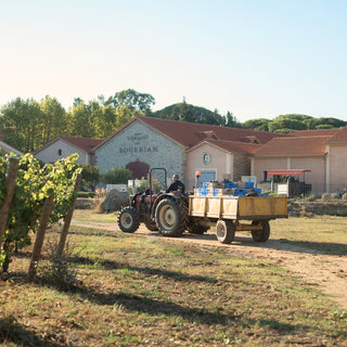 Situé à Gassin, à proximité de Saint-Tropez, le Domaine de Bourrian est un domaine d’exception au cœur du Golfe de Saint-Tropez. Entouré de vignes et de nature méditerranéenne, il offre un cadre authentique et élégant pour les mariages, événements privés et réceptions de prestige en Provence.